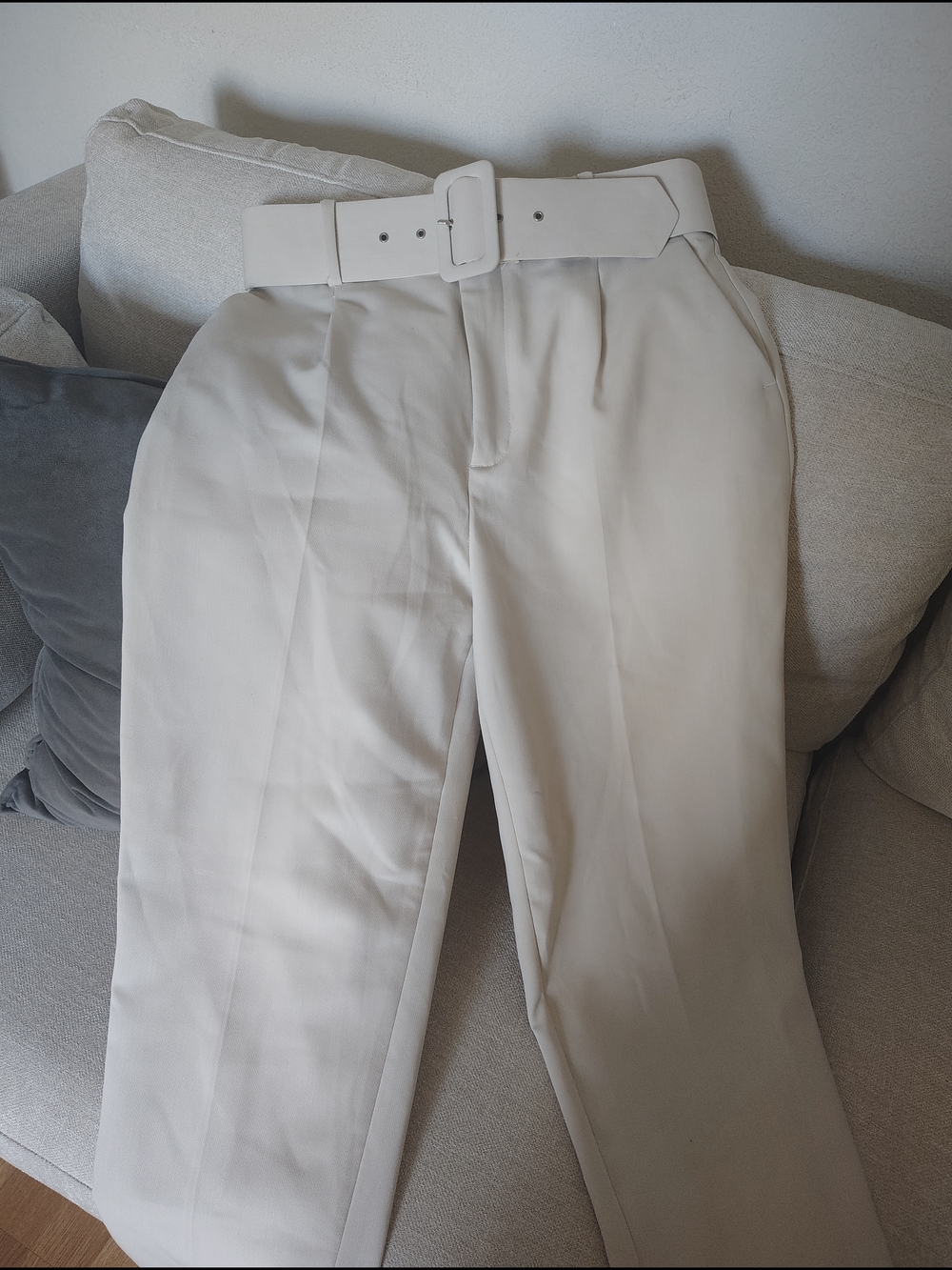 Zara High-Waist Tailored Chinos in Light Cream with Belt